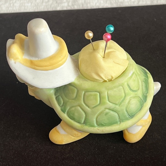 Vintage Lefton China tortoise pin cushion & thimble holder. - Picture 2 of 5